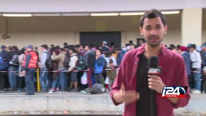 اللاجئون إلى أوروبا ينتظرون دورهم في محطة قطار فينا للسفر إلى مدن ألمانيا