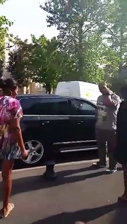 Un homme infidèle humilié et tabassé en plein jour par son épouse et sa maîtresse