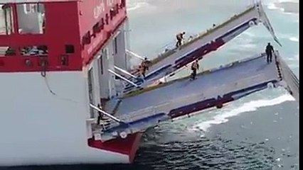 ہوائ جہاز لینڈ ہوتے تو ہر کسی نے دیکھا ہو گا، آج بحری جہاز کو بندرگاہ پر لگتے دیکھو