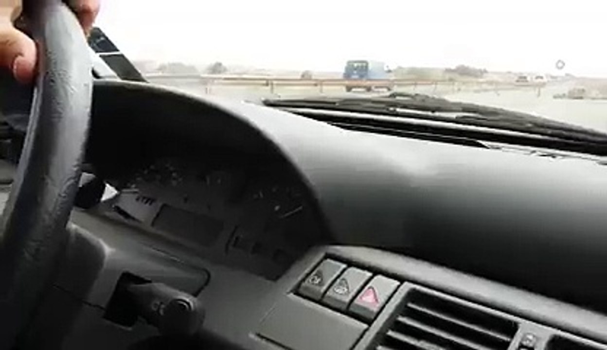 La police municipale pousse un fauteuil roulant, en panne, sur une voie rapide