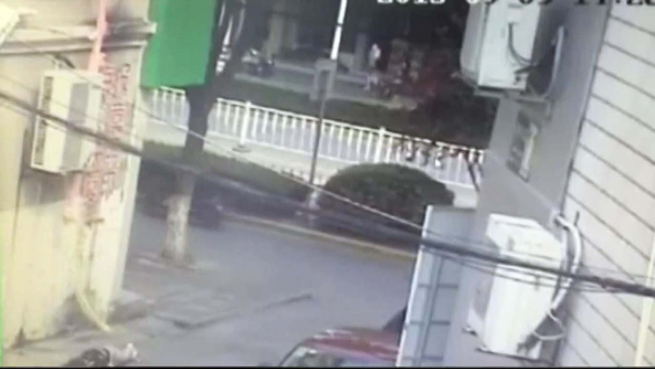 Woman ties bed sheets together to escape ex by jumping from windows