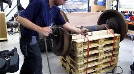 MF heater and HXPM puller: Dismounting a train wheel