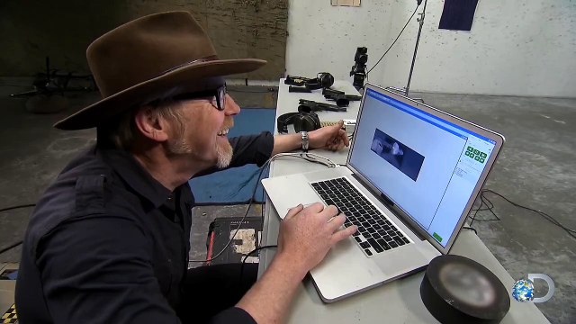 Un tir de pistolet filmé au ralenti à 73000 images par seconde