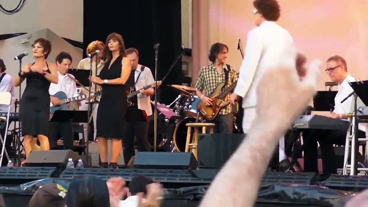 Ronnie Spector performs "Baby I Love You"