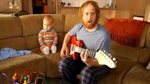 zdolny dzieciak gra na gitarze
