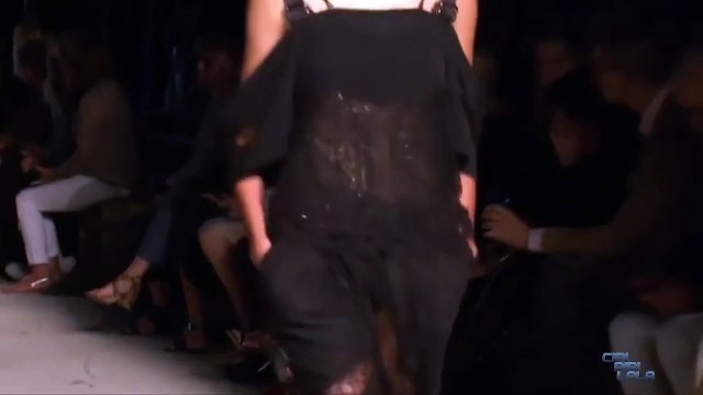 La chute de Candice Swanepoel au défilé Givenchy printemps-été 2016
