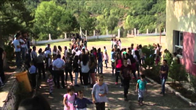 Pushohet i gjithë stafi një ditë para shkollës, mësuesit dalin në protestë