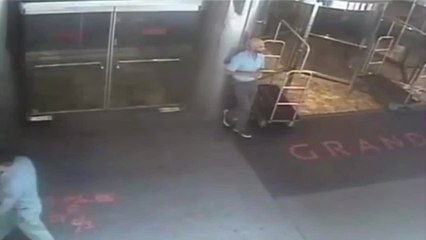 Überwachungsvideo: Ex-Tennis-Profi von Polizist zu Boden geworfen