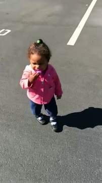 Une fillette a peur de son ombre