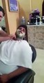 Un homme se fait épiler la barbe à la cire