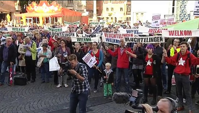 1500 Groningers verwelkomen vluchtelingen op Grote Markt in Stad - RTV Noord