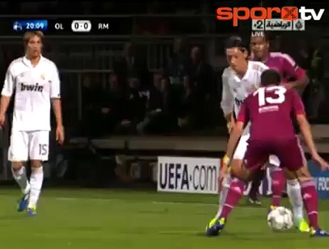 Mesut Özil bel kırdı! Çift bacak arası!..