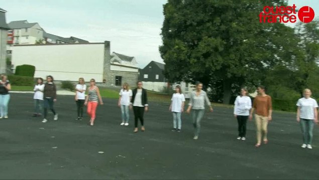 A la journée d'intégration de l'ESPE de Saint-Lô, étudiants et profs dansent !