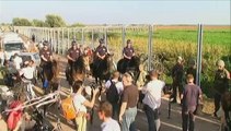 Migrants : policiers et militaires hongrois ferment le point de passage avec la Serbie