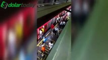Imágenes fuertes: Usuarios del metro de Caracas agreden a delincuente