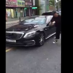 man breaks his mercedes (china)