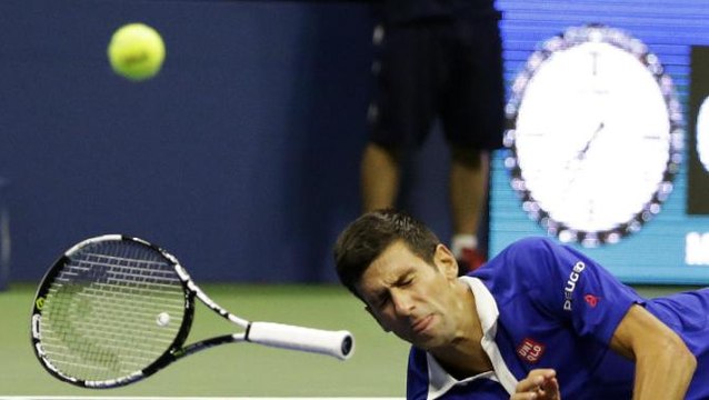 Novak Djokovic falls - US OPEN Final 2015 ( vs Roger Federer )