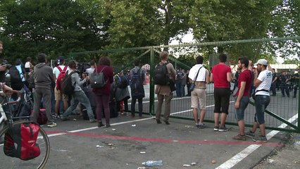 Hungarian police close off crossing point at Serbia border