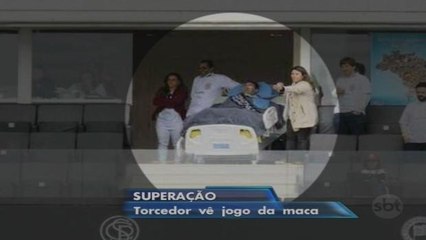 Torcedor assiste ao jogo do Corinthians em cama hospitalar