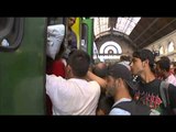TV3 - Telenotícies - La situació dels refugiats a l'estació de Budapest, cada dia més precària