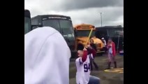 Un fan de Baseball fini la tête dans le bus... Jeu dangereux!