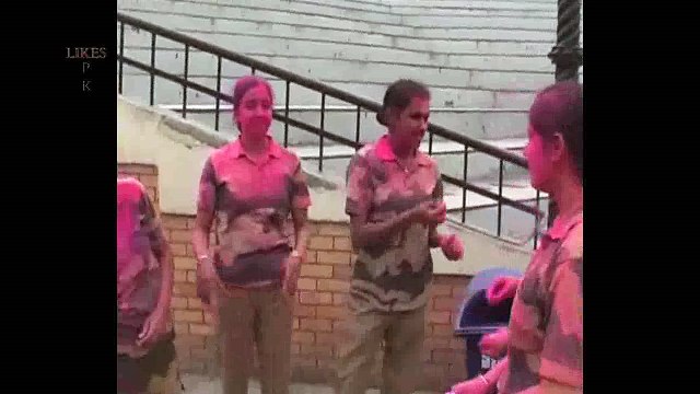 pakistani girls play holly with indian army girls