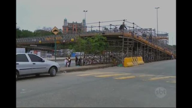 Condições de passarelas no Rio de Janeiro assustam pedestres