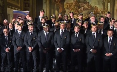 La cérémonie d’accueil des joueurs de l’équipe de France de rugby, en 42 secondes