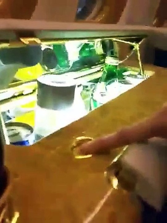 Waqar Zaka Trying To Flirt With Emirates Air Hostess, Watch Her Reply to Waqar Zaka - VideoMunch