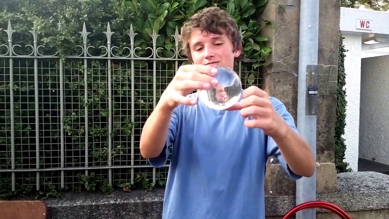 Chorégraphie avec une boule de verre qui va vous laisser sans voix!