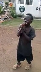 Video herunterladen: African child singing Dil Dil Pakistan