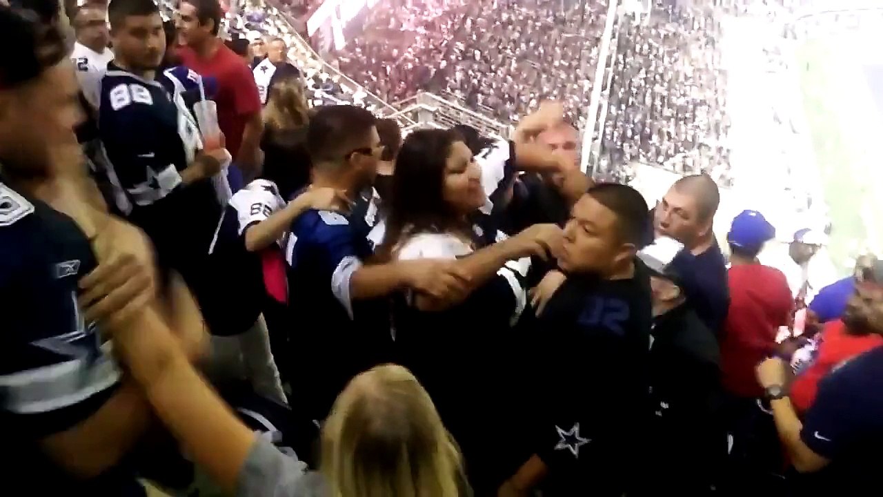 Une femme bourrée et agressive veut se battre dans les tribunes d'un match de NFL