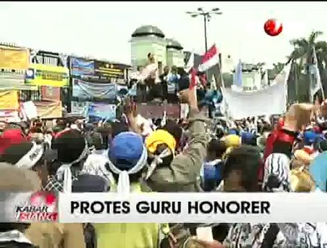 Unjuk Rasa Ribuan Guru Honorer di Depan Gedung DPR