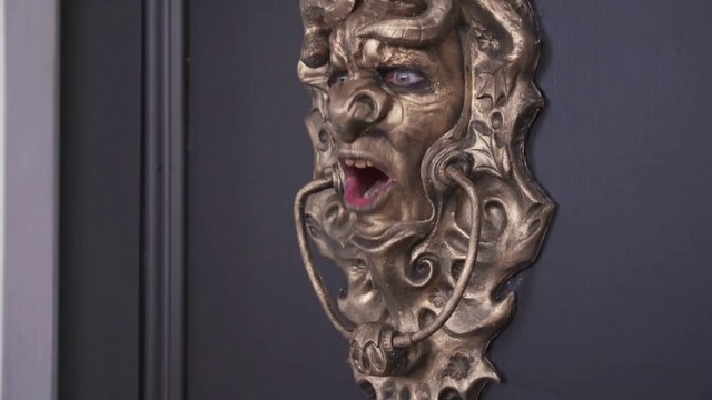 Une porte qui vous crie dessus quand fous frappez... Blague terrifiante!