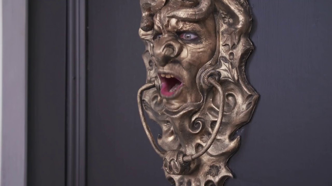 Une porte qui vous crie dessus quand fous frappez... Blague terrifiante!