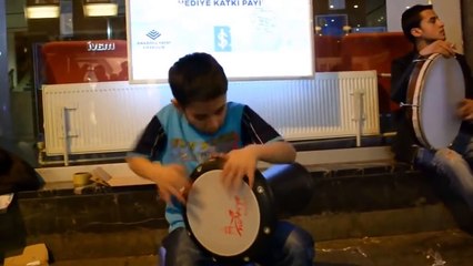 Un jeune joueur de DARBOUKA plein de talent!