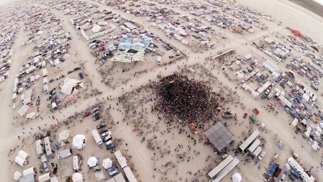 Un drone perd sa GoPro au dessus du Burning Man Festival... Pas perdu pour tout le monde