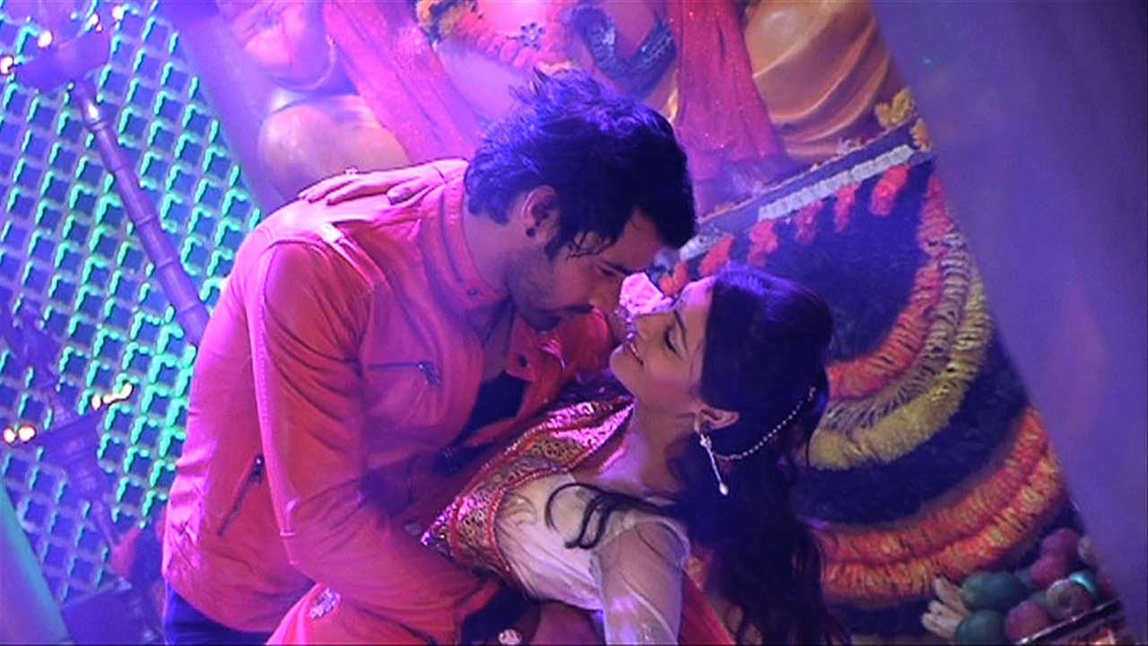 Kumkum Bhagya Abhi Aur Pragya Ka Hua Ek Romantic Milan 15th September 2015