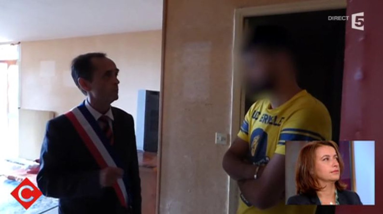 Robert Ménard tente d'expulser une famille de réfugiés - ZAPPING ACTU DU 15/09/2015