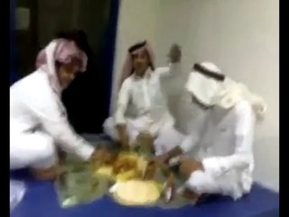 شوف وش سوى البدوي لما دخل المطعم -