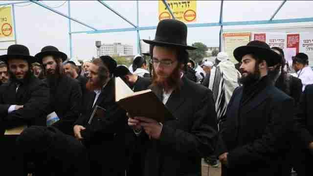 Miles de judíos ortodoxos celebran el Año Nuevo en la ciudad ucraniana de Uman