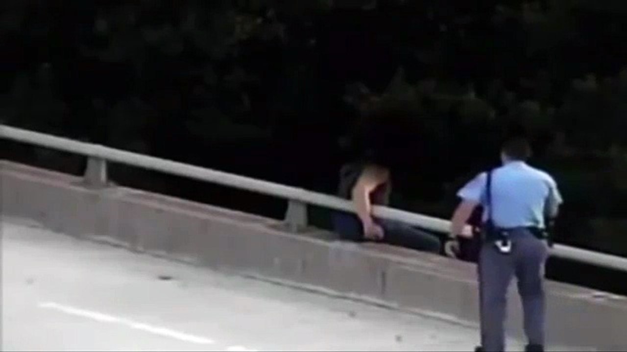 Abrazo de un policía salva a un suicida potencial