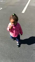 Cette Petite Fille va avoir une Peur Panique de sa Propre Ombre