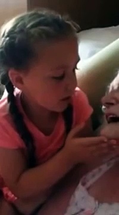 Cette petite fille est aux petits soins de sa grand-mère qui souffre de démence