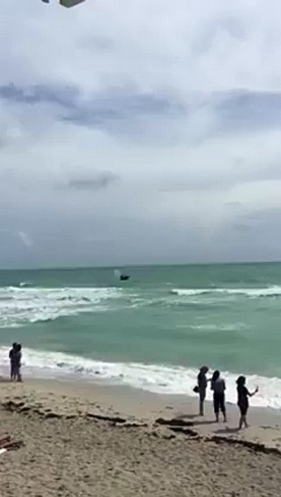 Balseros cubanos llegando a Miami Beach