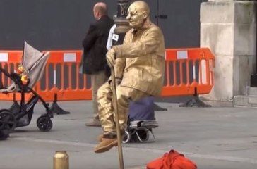 Mira el truco que usa este artista callejero para levitar