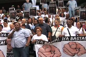 Vea cómo un obrero fustiga a Maduro durante concentración