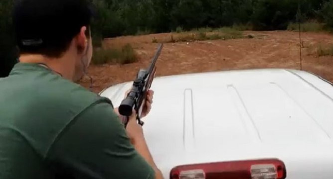 Un abruti tire sur son camion