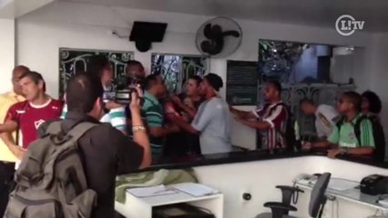 Torcedores do Fluminense invadem as Laranjeiras