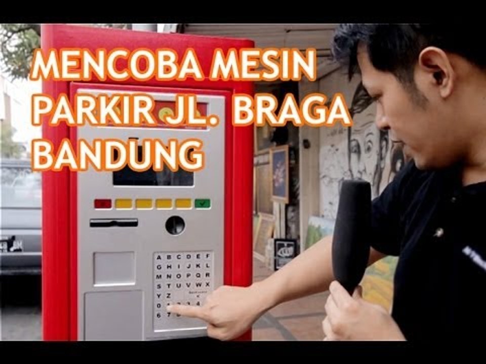 Mencoba Mesin Parkir Mandiri, Jalan Braga Bandung.